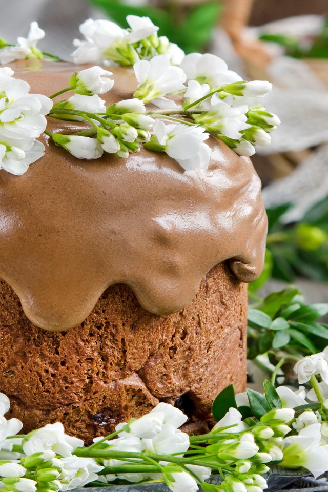 Красивый пасхальный кулич с шоколадной глазурью и цветами 