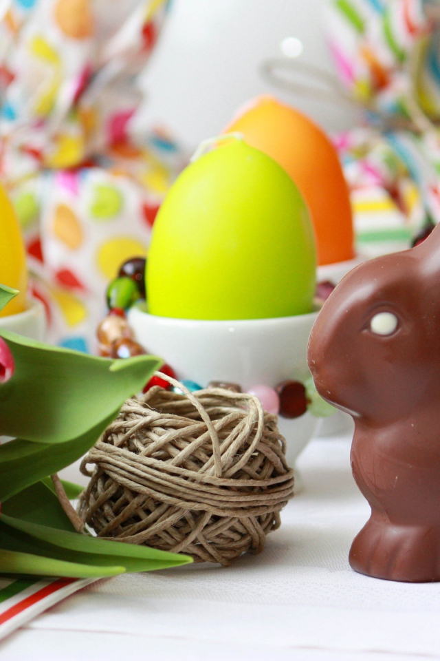 Шоколадный пасхальный кролик и тюльпаны 