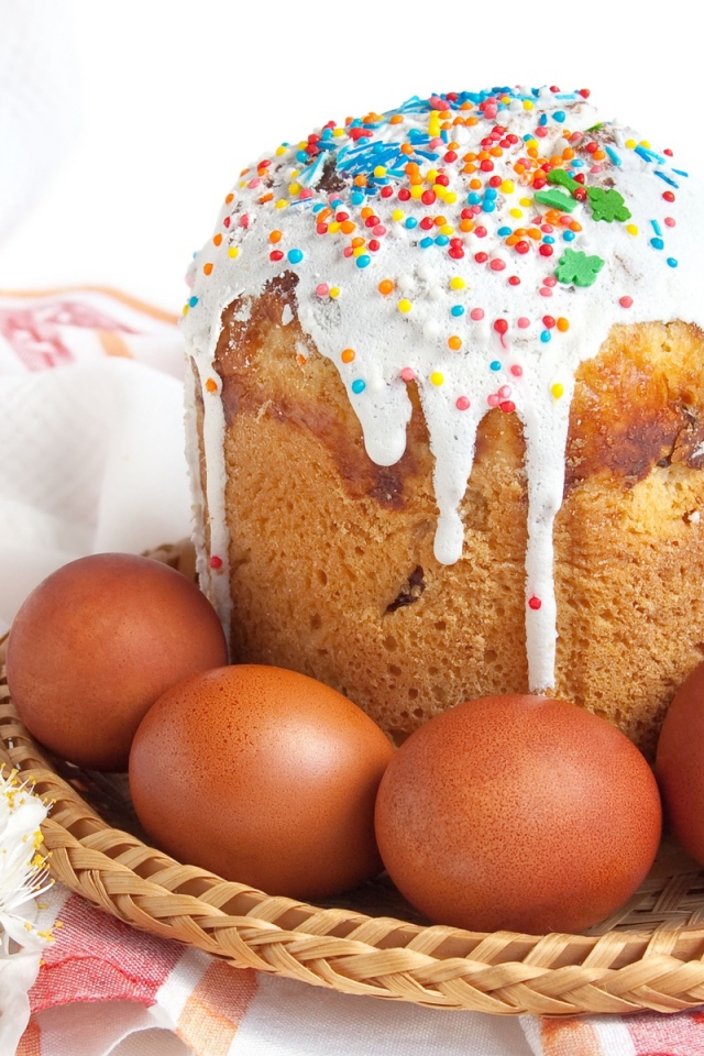 Пасхальный кулич и яйца на праздничном столе 