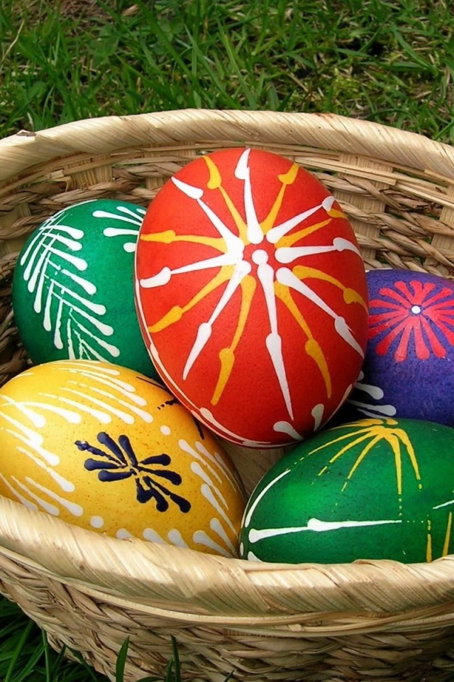 Пасхальные яйца с красивыми узорами в корзине 