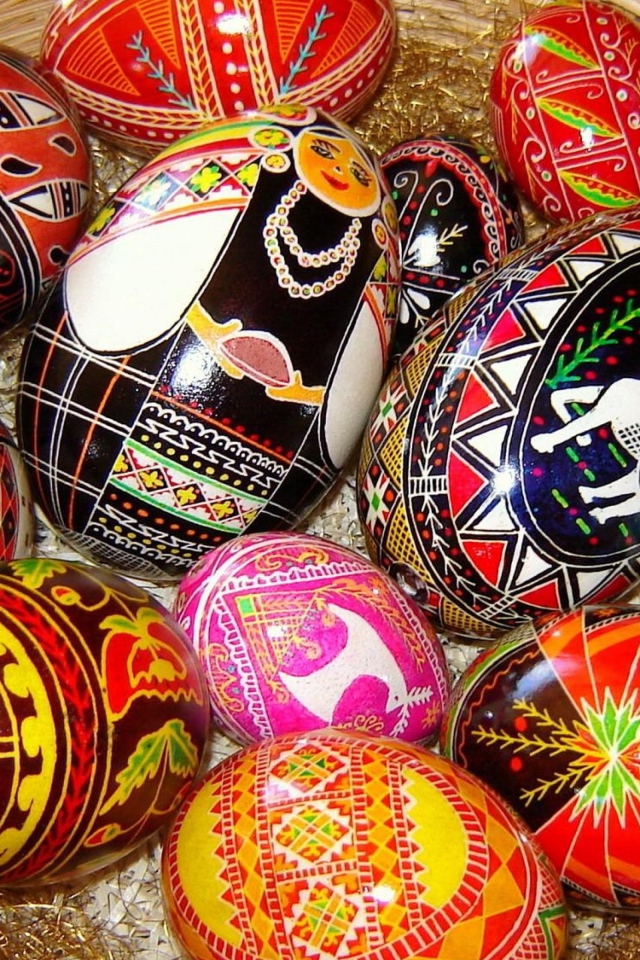 Праздничные узоры на пасхальных яйцах 