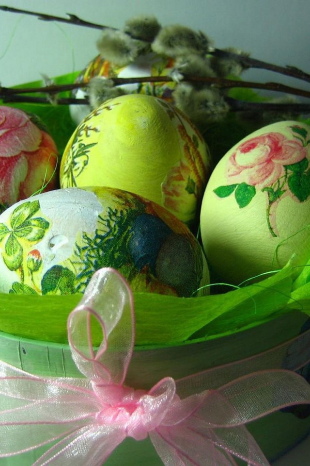 Расписанные пасхальные яйца в праздничной коробке 