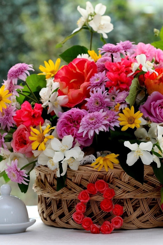 Корзина цветов подарок на 8 Марта