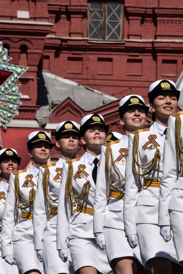 Девушки в белой военной форме на параде Победы 9 мая 