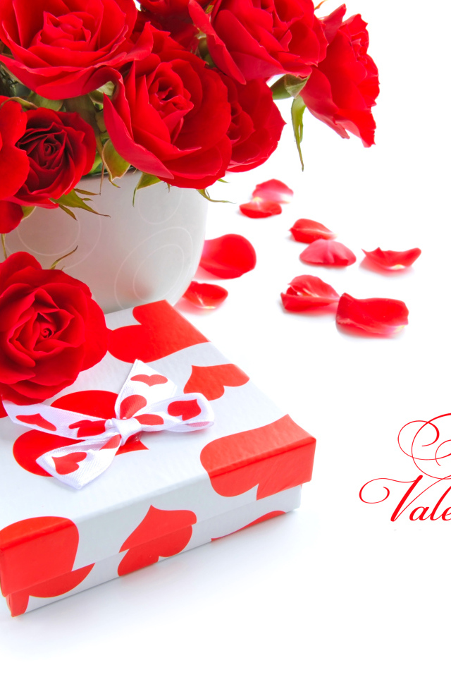 Букет красных роз с подарком на белом фоне на День Святого Валентина