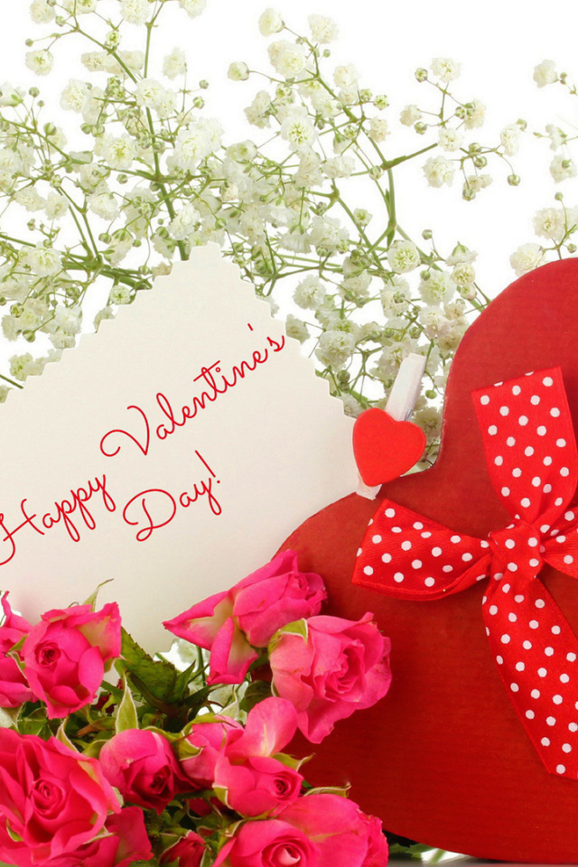 Коробка в виде сердца и нежные цветы на День Святого Валентина 