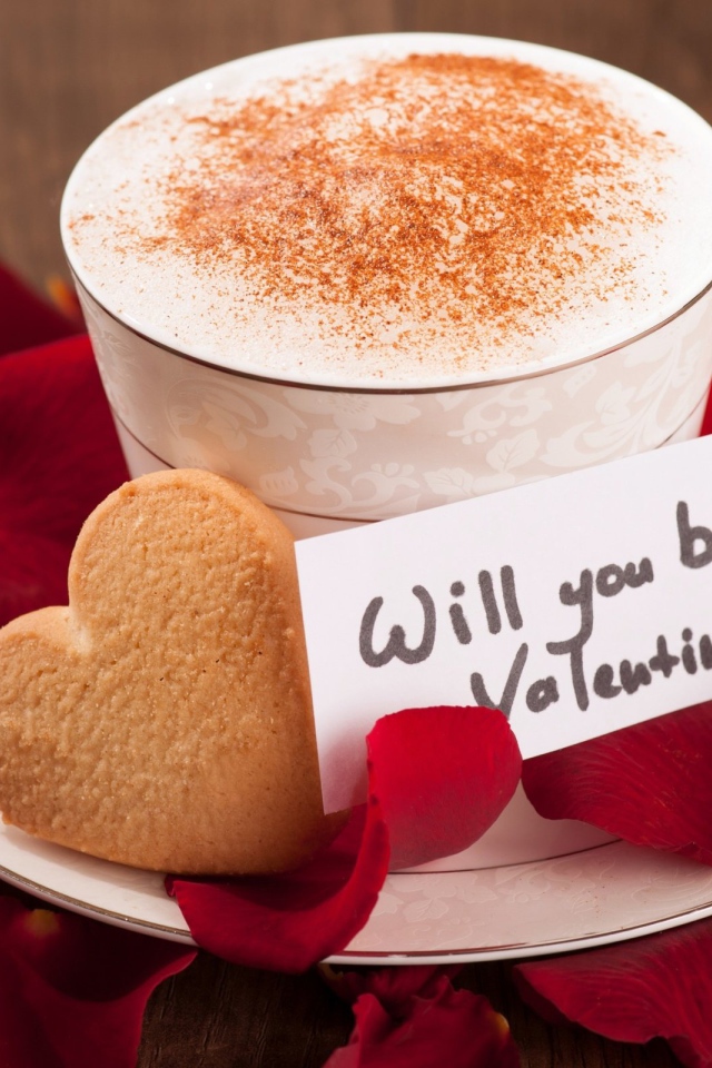 Кружка кофе с печеньем и лепестками роз на день святого Валентина