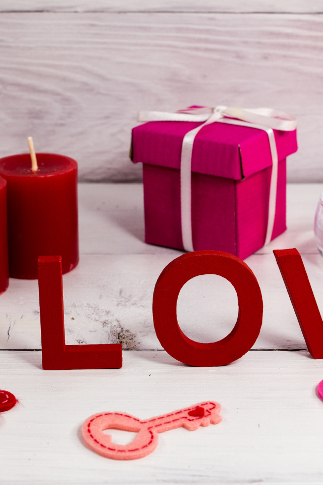 Подарок, красные свечи и надпись Любовь на День Святого Валентина, 14 февраля