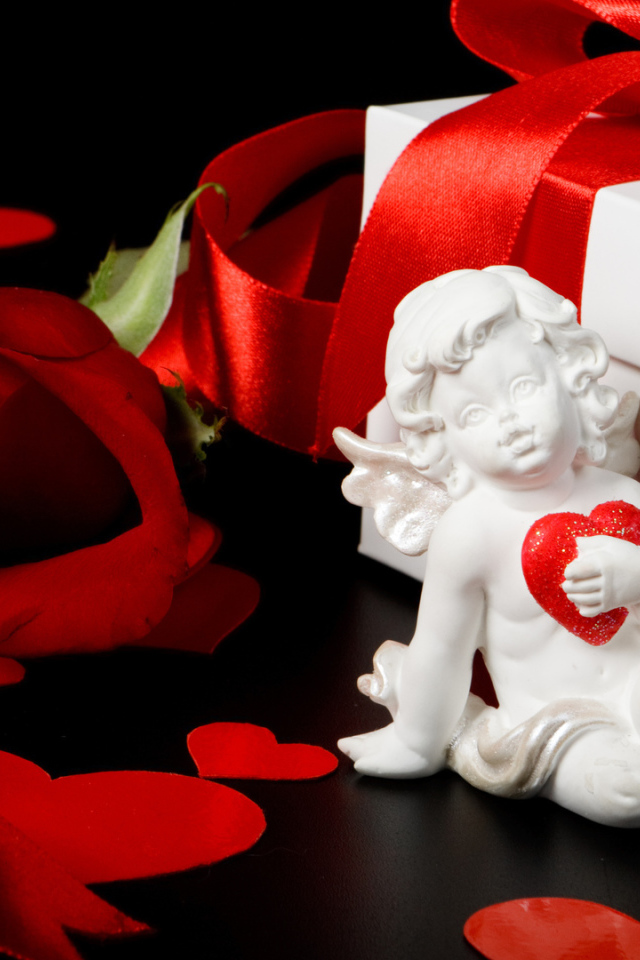 Маленький купидон и подарок на День Влюбленных 14 февраля 