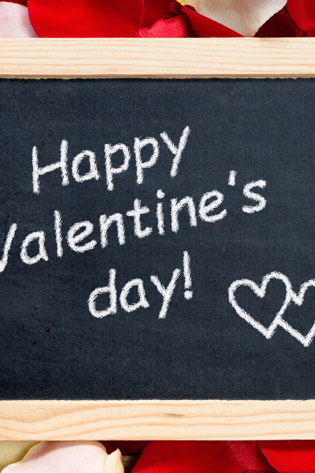 Табличка с надписью С днем Святого Валентина на фоне лепестков роз