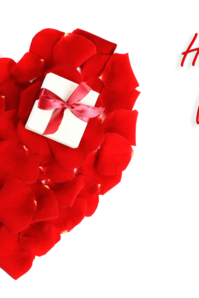 Красное сердце из лепестков розы и надпись С Днем Святого Валентина на белом фоне