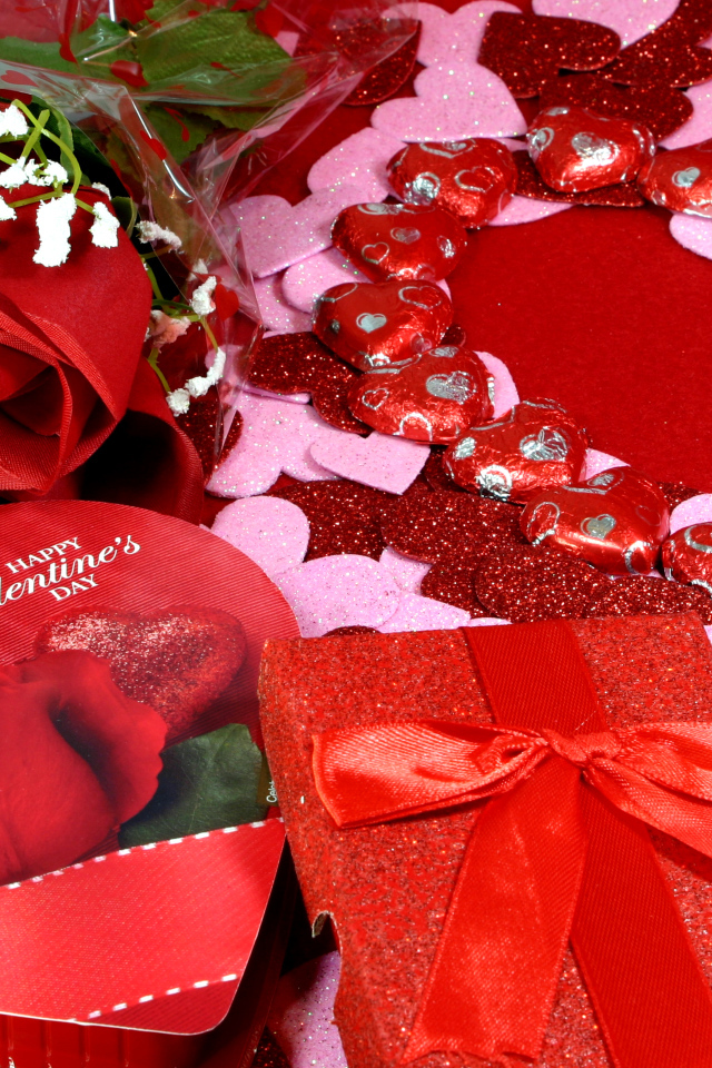 Красные розы и подарки на День Святого Валентина