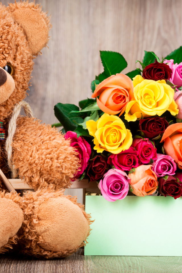 Плюшевый мишка и букет роз на День Влюбленных 14 февраля 