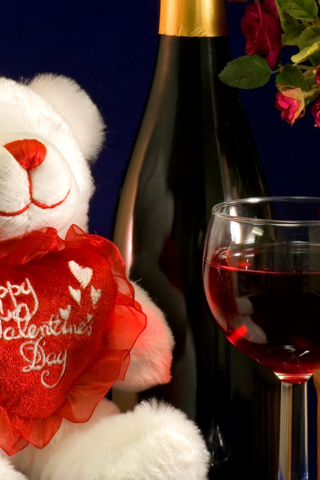 Плюшевый мишка и красное вино на День Святого Валентина, 14 февраля