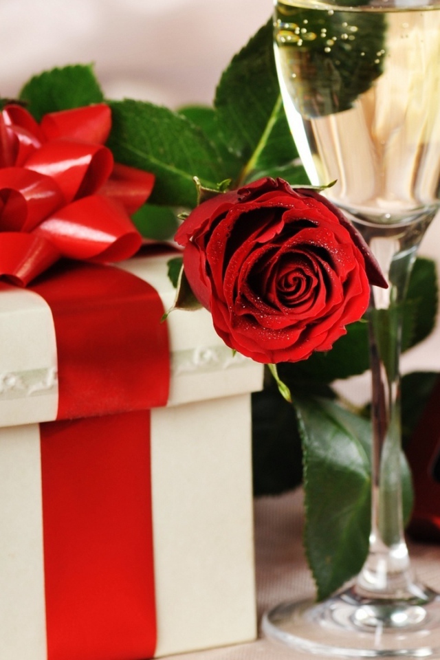 Два бокала и подарок но Дню Влюбленных 14 февраля 