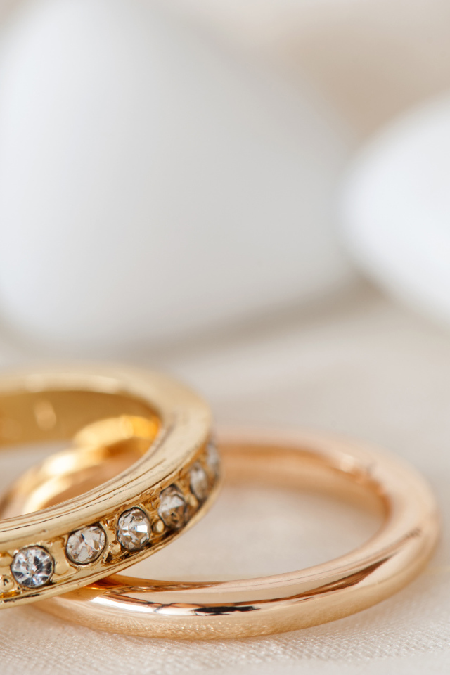 Два красивых  обручальных кольца