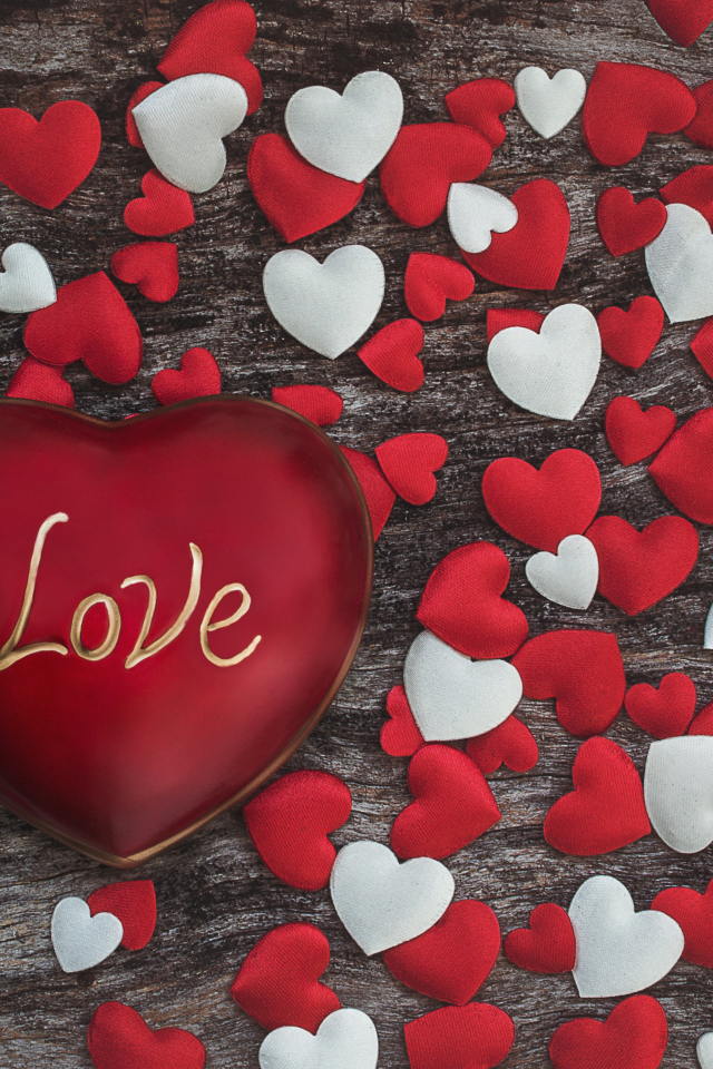 Большое красное сердце с надписью Любовь среди маленьких сердечек