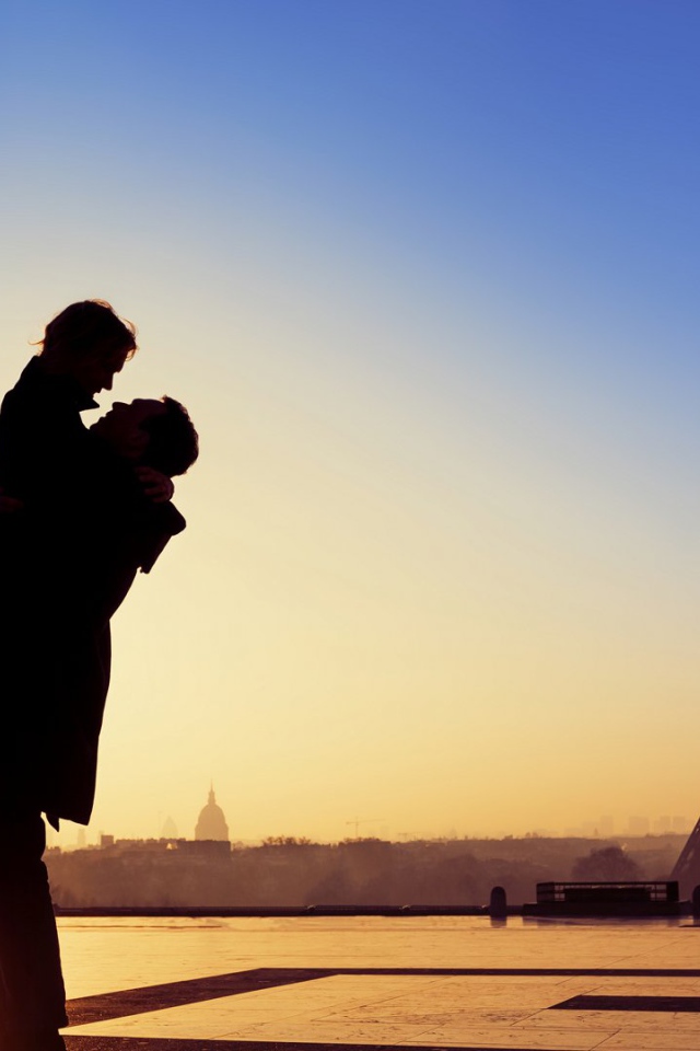 Влюбленная пара в Париже 