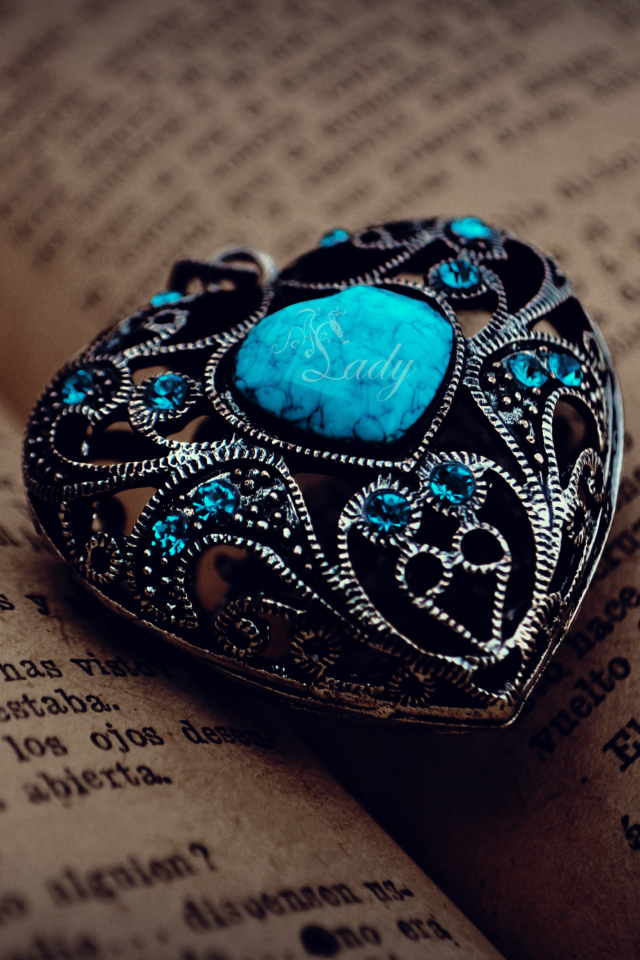 Красивый кулон в форме сердце с синим камнем 