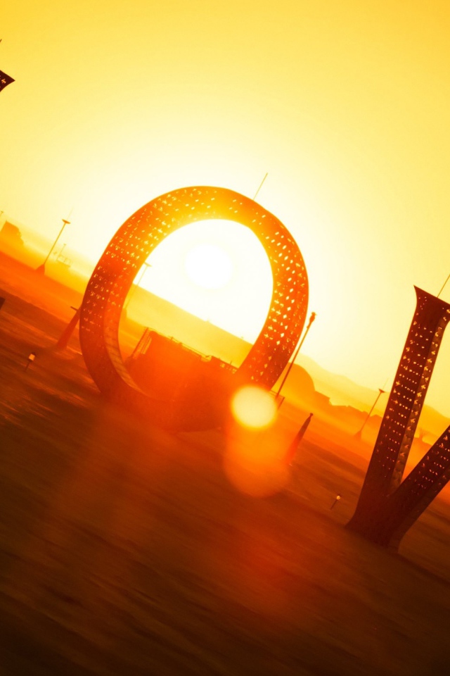 Большая надпись Любовь в лучах солнца на закате