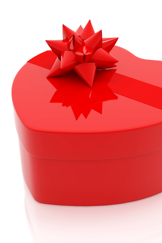 Большая красная коробка в форме сердца на белом фоне