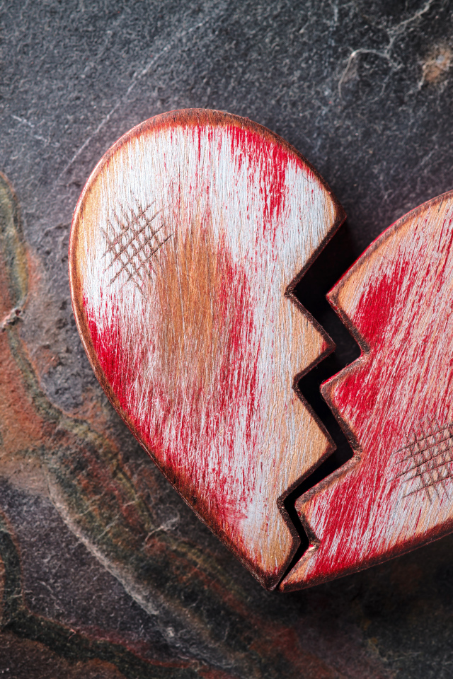 Разбитое деревянное красное сердце на столе