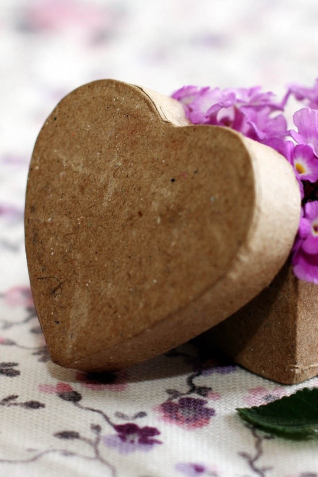 Коробочка в форме сердца с фиолетовыми цветами 