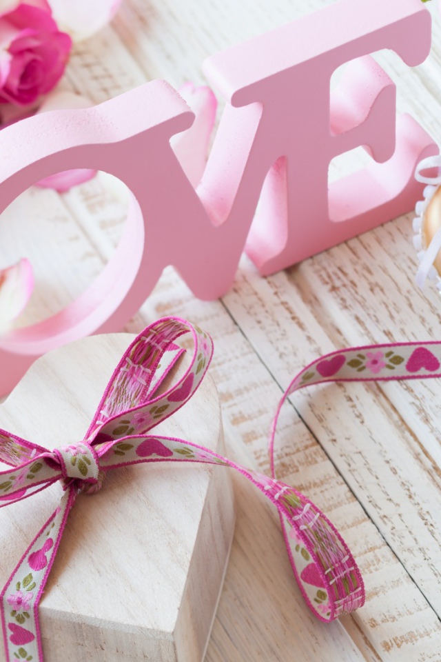 Нежный букет роз и розовая надпись Любовь 