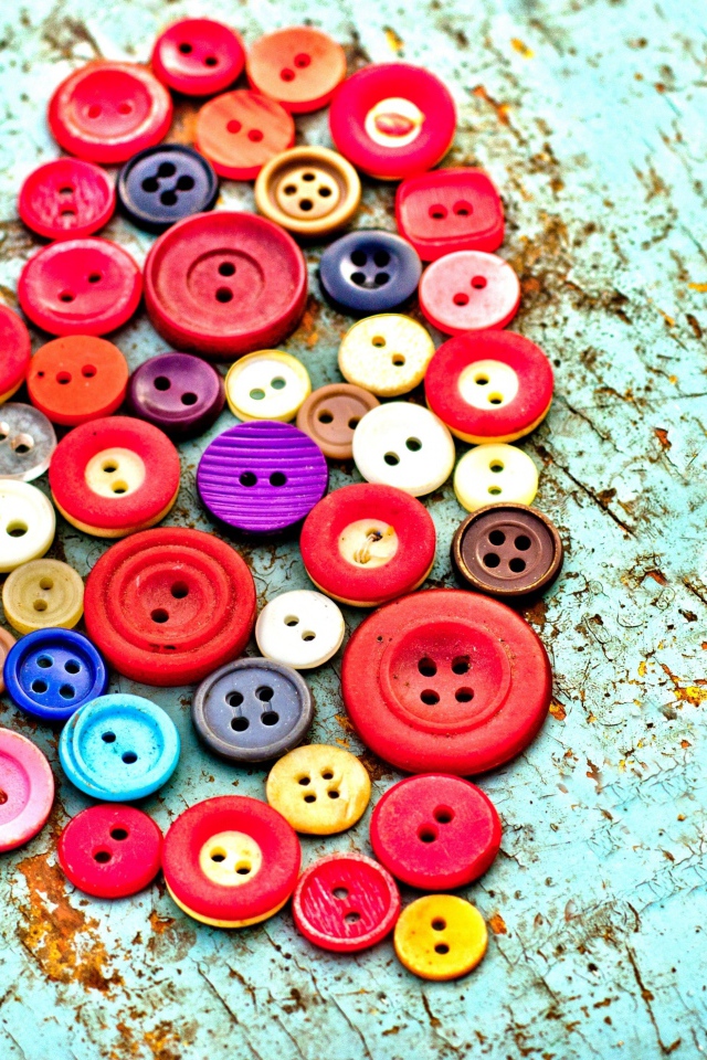 Сердце из разноцветных пуговиц