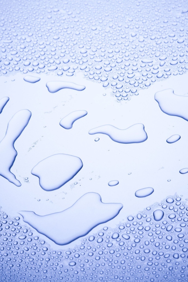 Сердце нарисовано на мокром стекле