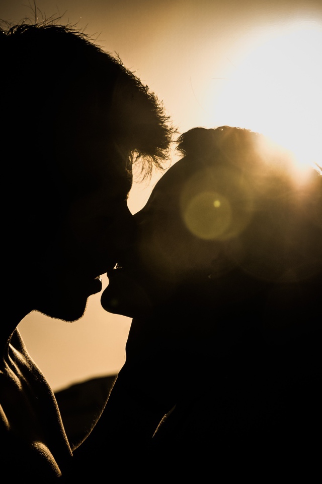 Поцелуй влюбленной пары при свете луны