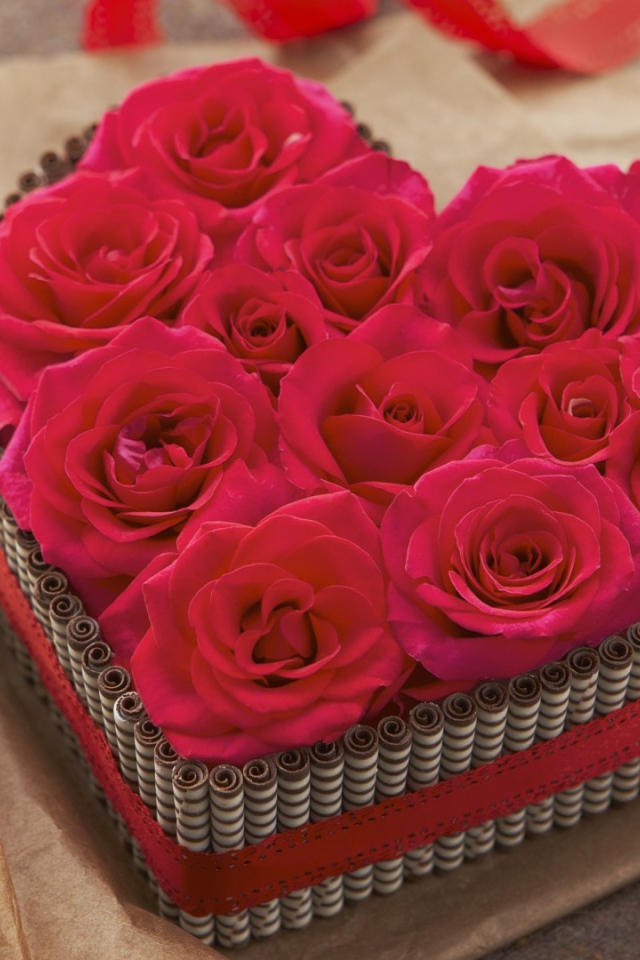 Большая коробка в форме сердца с красными розами внутри