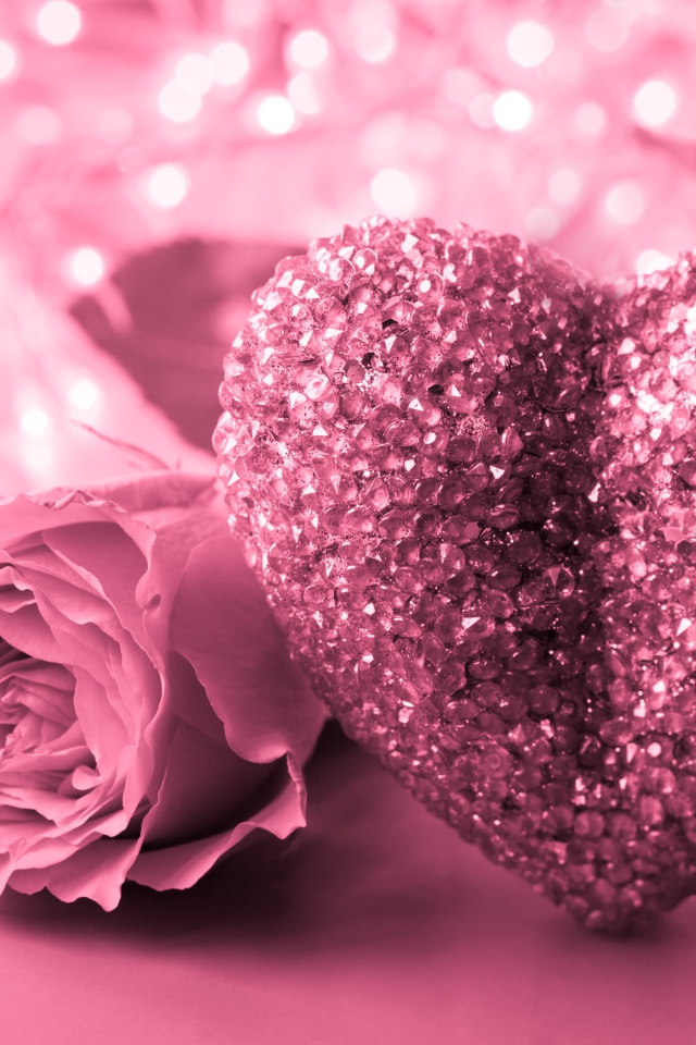 Большое розовое сердце с кристаллами и розовыми розами