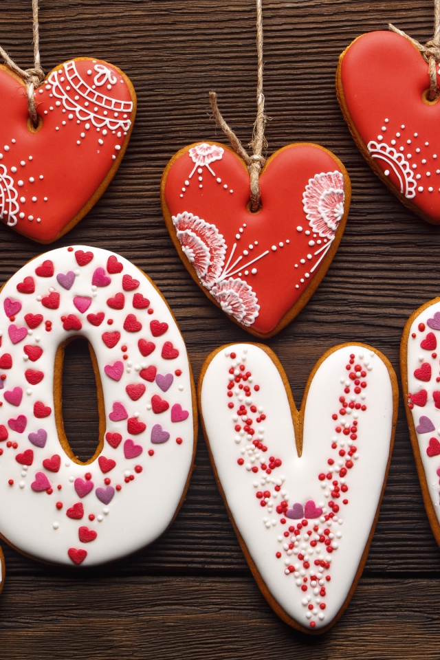 Надпись любовь и сердечки из имбирного печенья