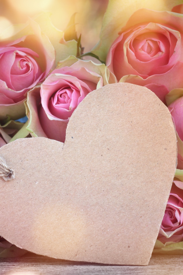 Бумажное розовое сердце с букетом розовых роз