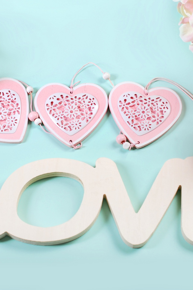 Розовые розы, сердечки и белая надпись Любовь на английском