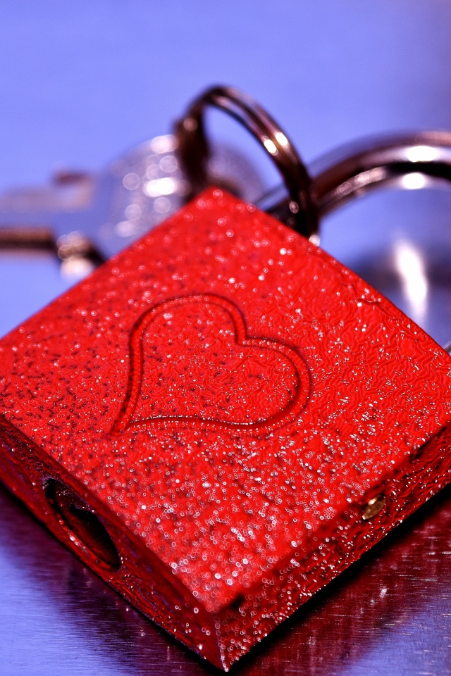 Красный замок для влюбленных с изображением сердца