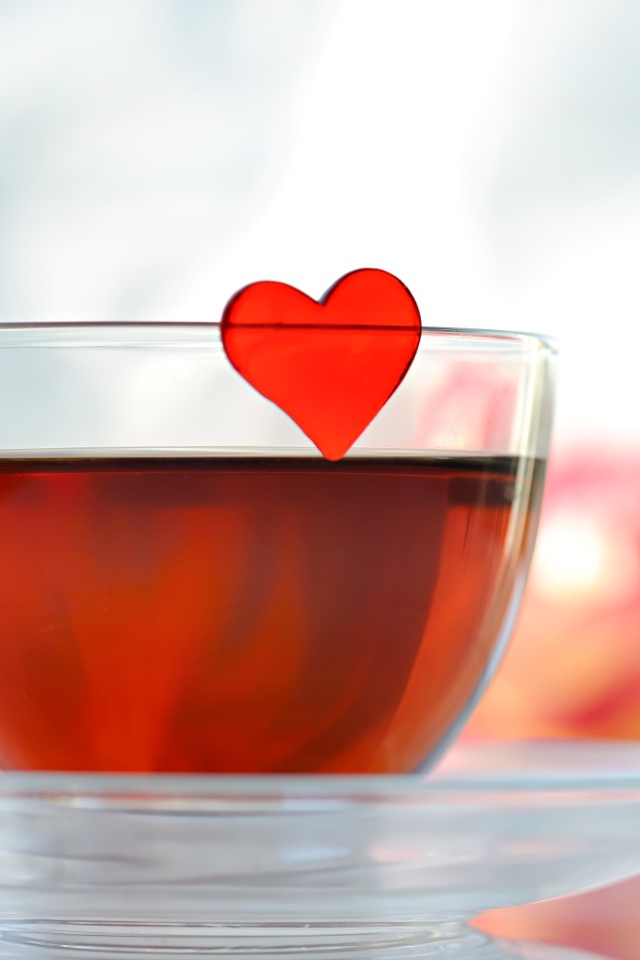 Красное сердце в чашке чая 
