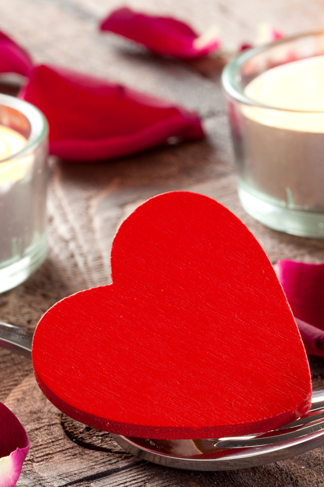 Красное сердце на вилке 