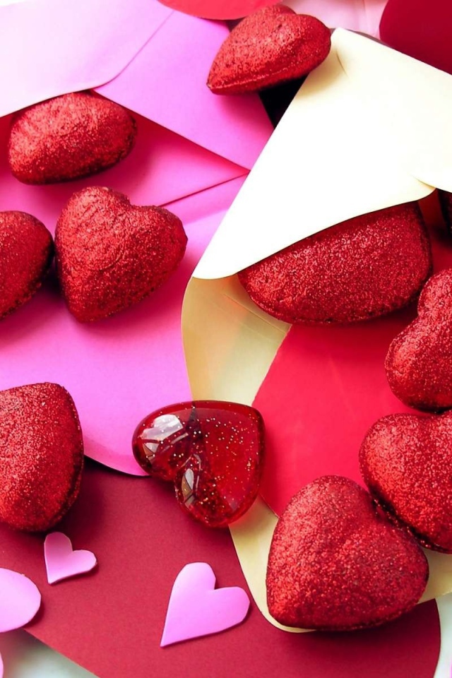 Красные сердечки в разноцветных конвертах 