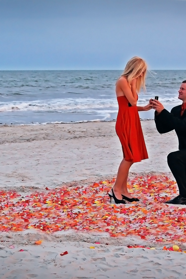 Романтическое предложение руки и сердца на берегу моря