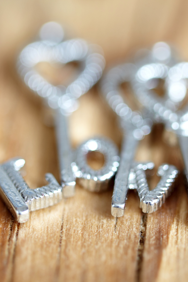 Серебряные ключи с надписью LOVE