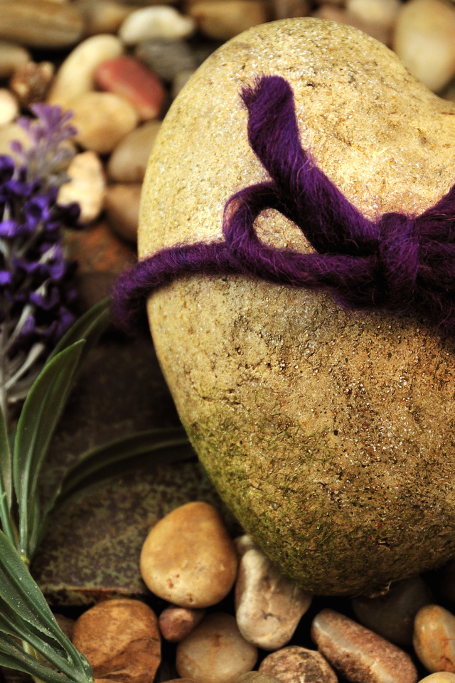 Камень в форме сердца с бантиком и цветком