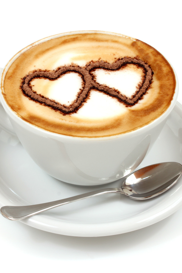 Два сердца на пене в белой чашке 