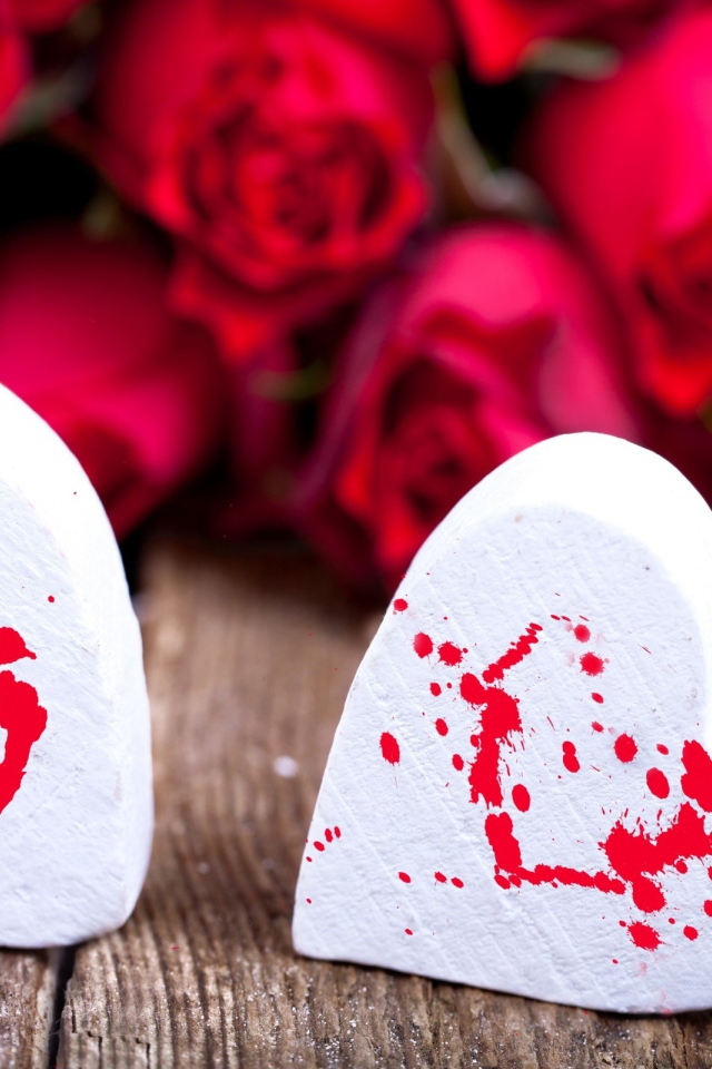 Белые зефирные сердца и красные розы  