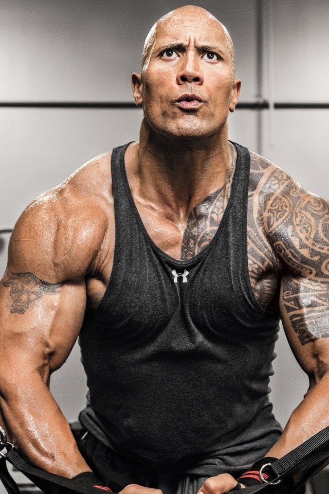 Актер Дуэйн Джонсон в спортзале 