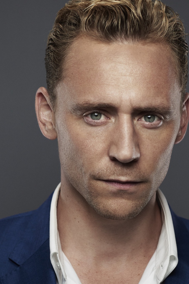 Актер Том Хиддлстон фото на сером фоне