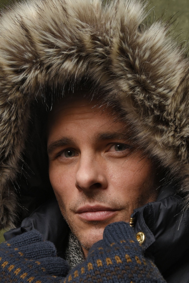 Красивый актер Джеймс Марсден в капюшоне с мехом