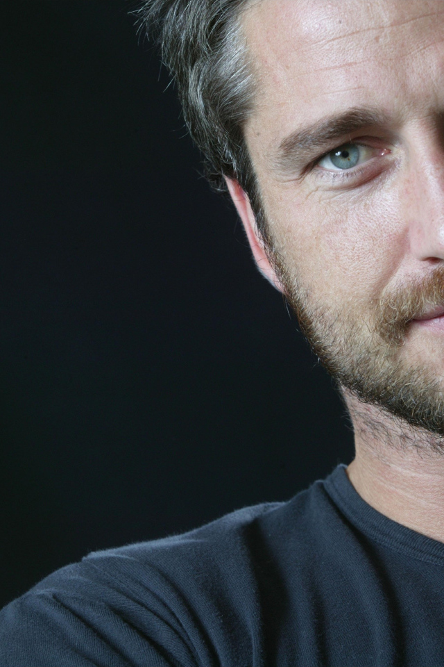 Красивый молодой актер Джерард Батлер