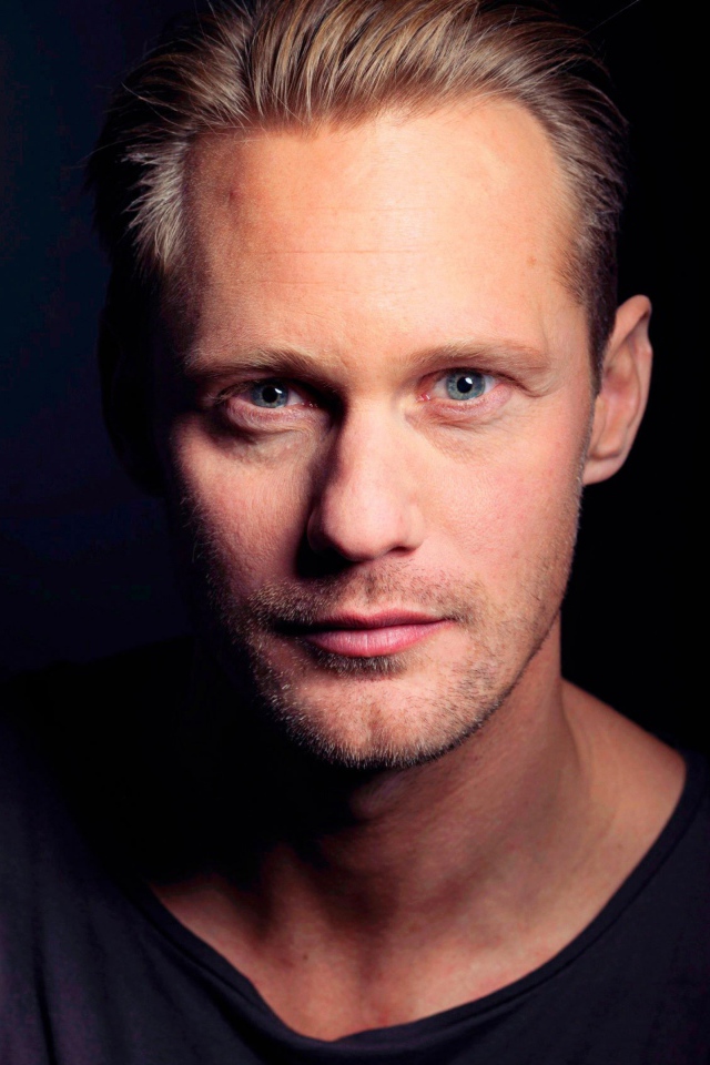 Популярный актер Александр Скарсгард, фото на черном фоне